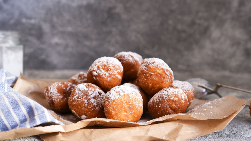 Dieses Rezept für Schmalzgebäck schmeckt genauso wie vom Weihnachtsmarkt
