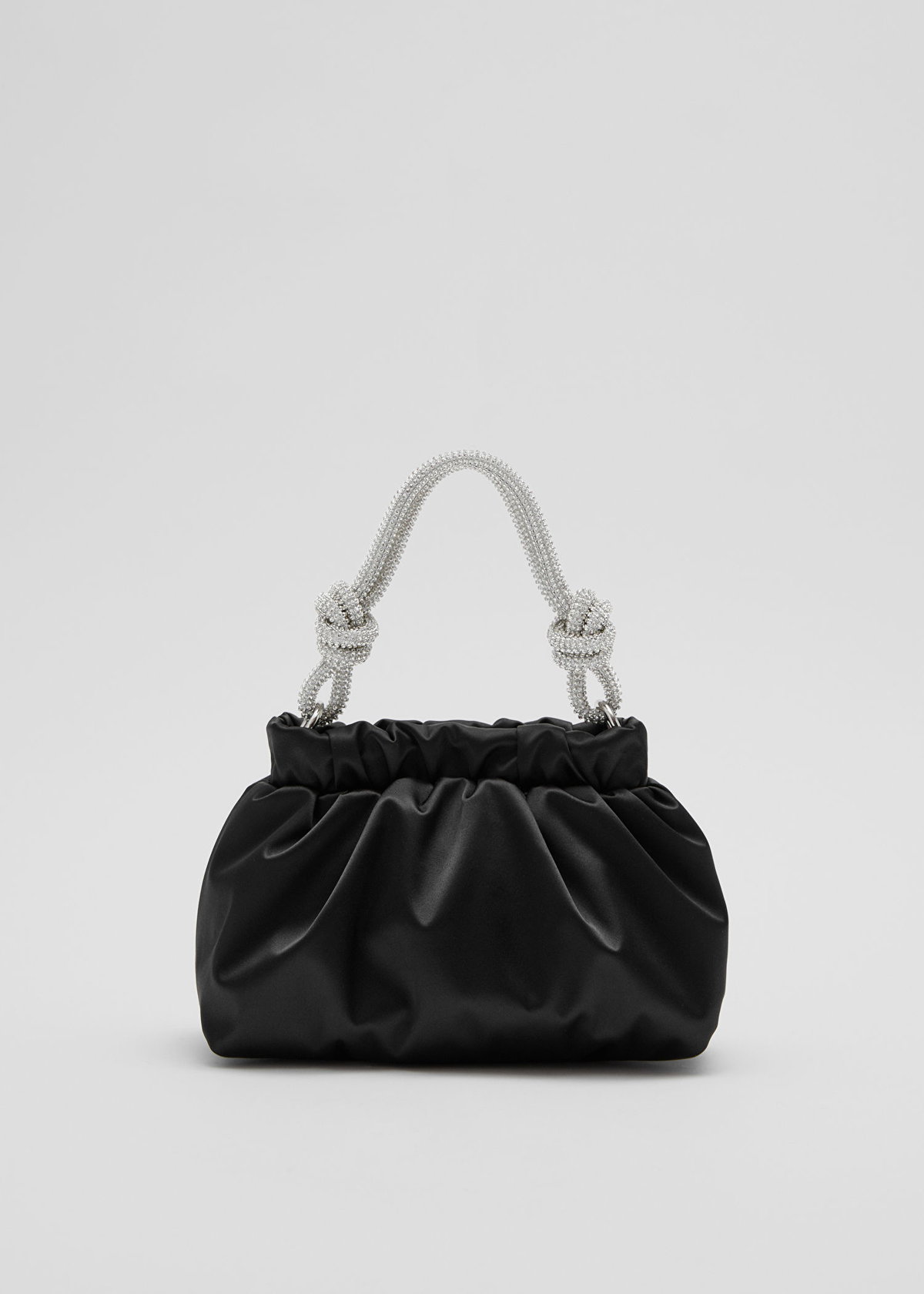 Ja, die perfekte Handtasche für die Party Season existiert. Wir haben sie für ca. 59 Euro beim Skandi-Store entdeckt.