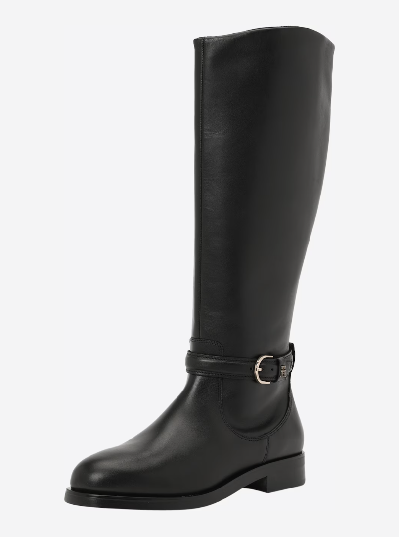 Klassisch schlicht, sodass er zu jedem Outfit passt, ist der Weitschaftstiefel von Tommy Hilfiger. Für ca. 200 Euro wandert er in deinen Warenkorb.