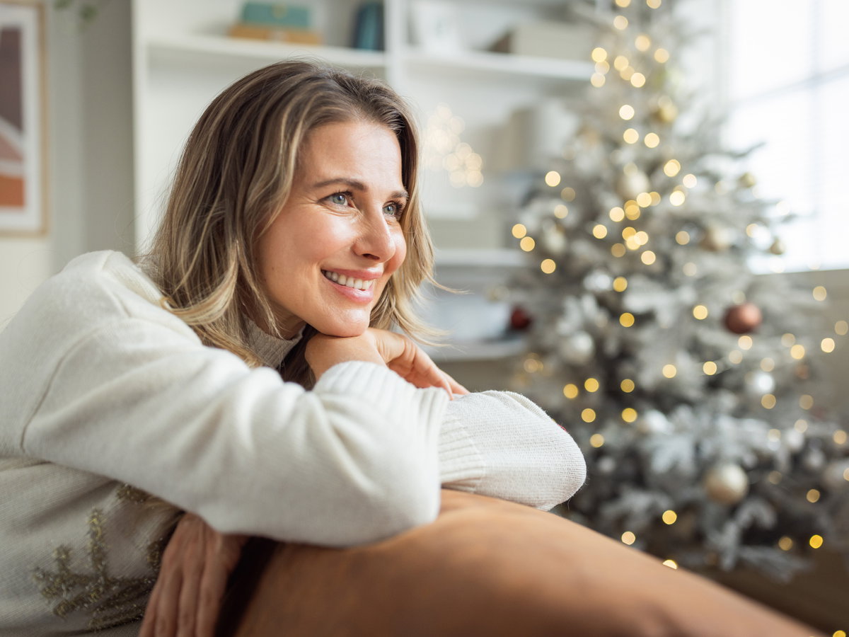 Glückliche Frau vor Weihnachtsbaum