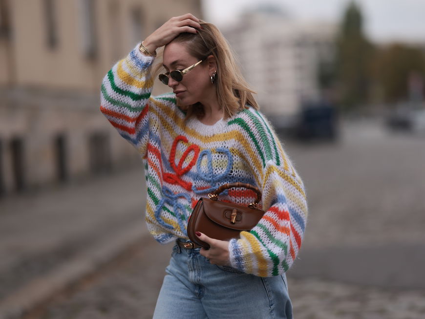 Frau mit buntem Strickpullover