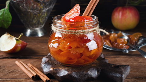 Diese weihnachtliche Bratapfel-Marmelade mit Zimt und Nelken versüßt uns den Advent