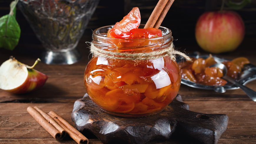 Diese weihnachtliche Bratapfel-Marmelade mit Zimt und Nelken versüßt uns den Advent