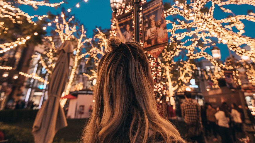 Diese 3 Sternzeichen treffen auf dem Weihnachtsmarkt ihre große Liebe