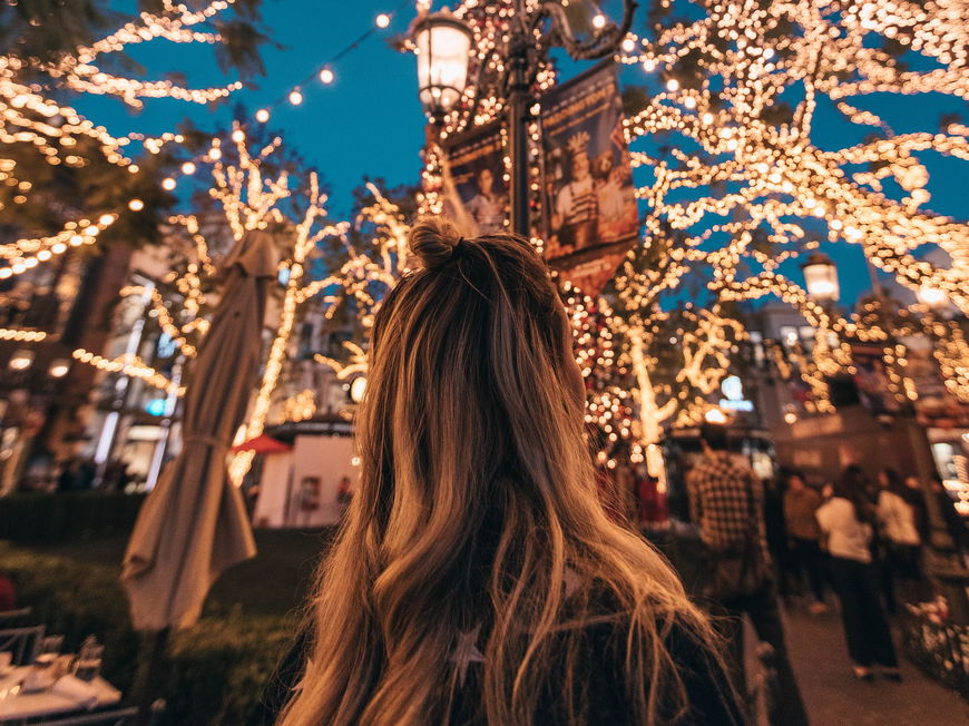 Frau auf Weihnachtsmarkt