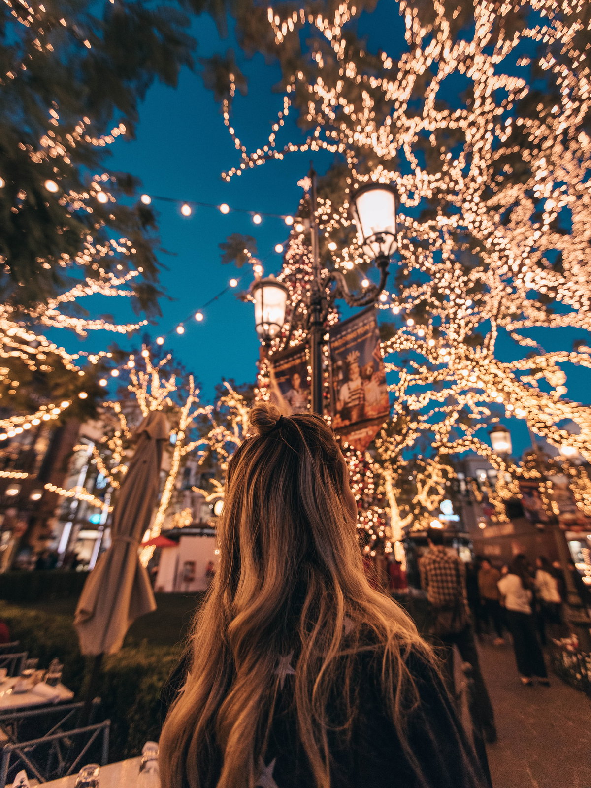 Frau auf Weihnachtsmarkt