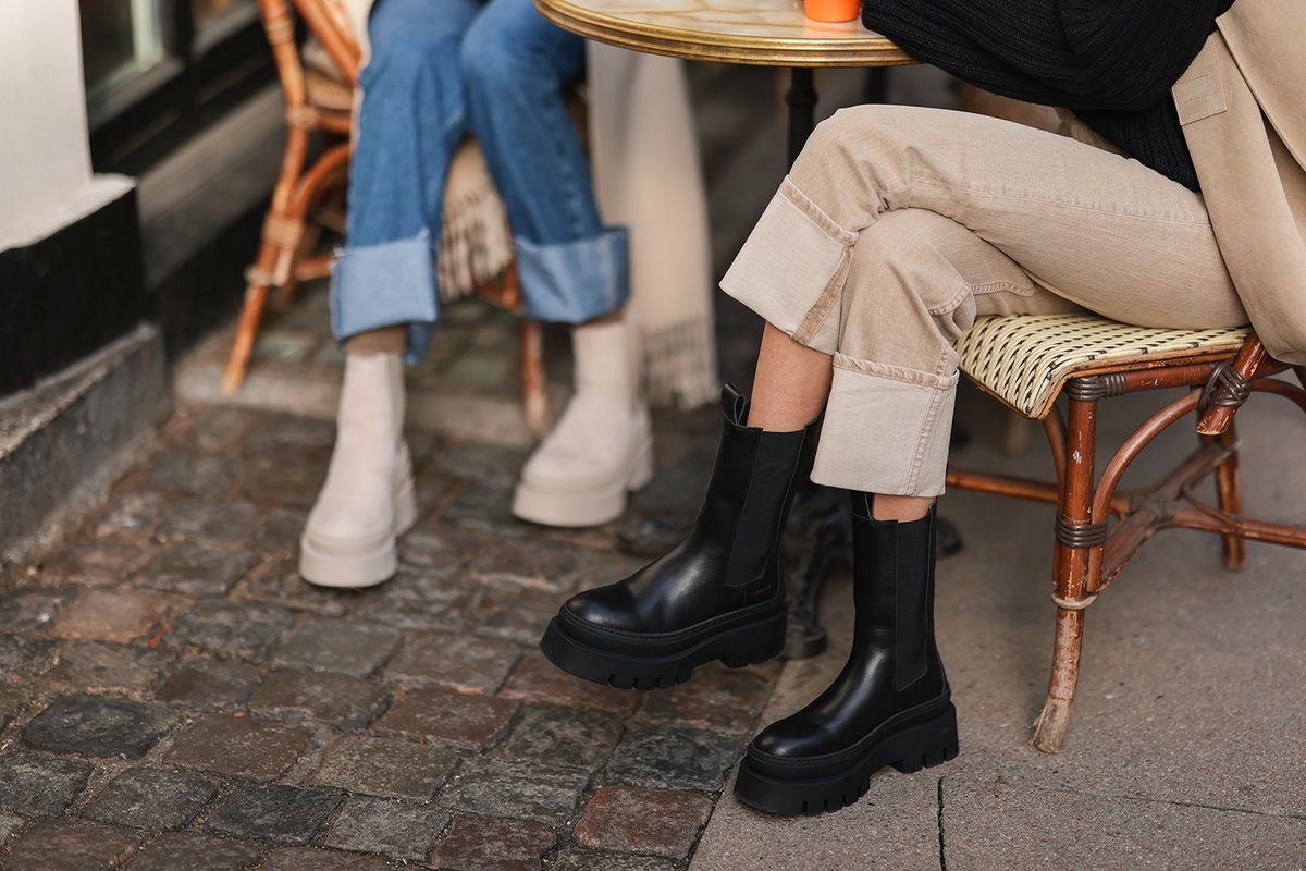 Zwei Frauen mit Boots von Copenhagen Studios