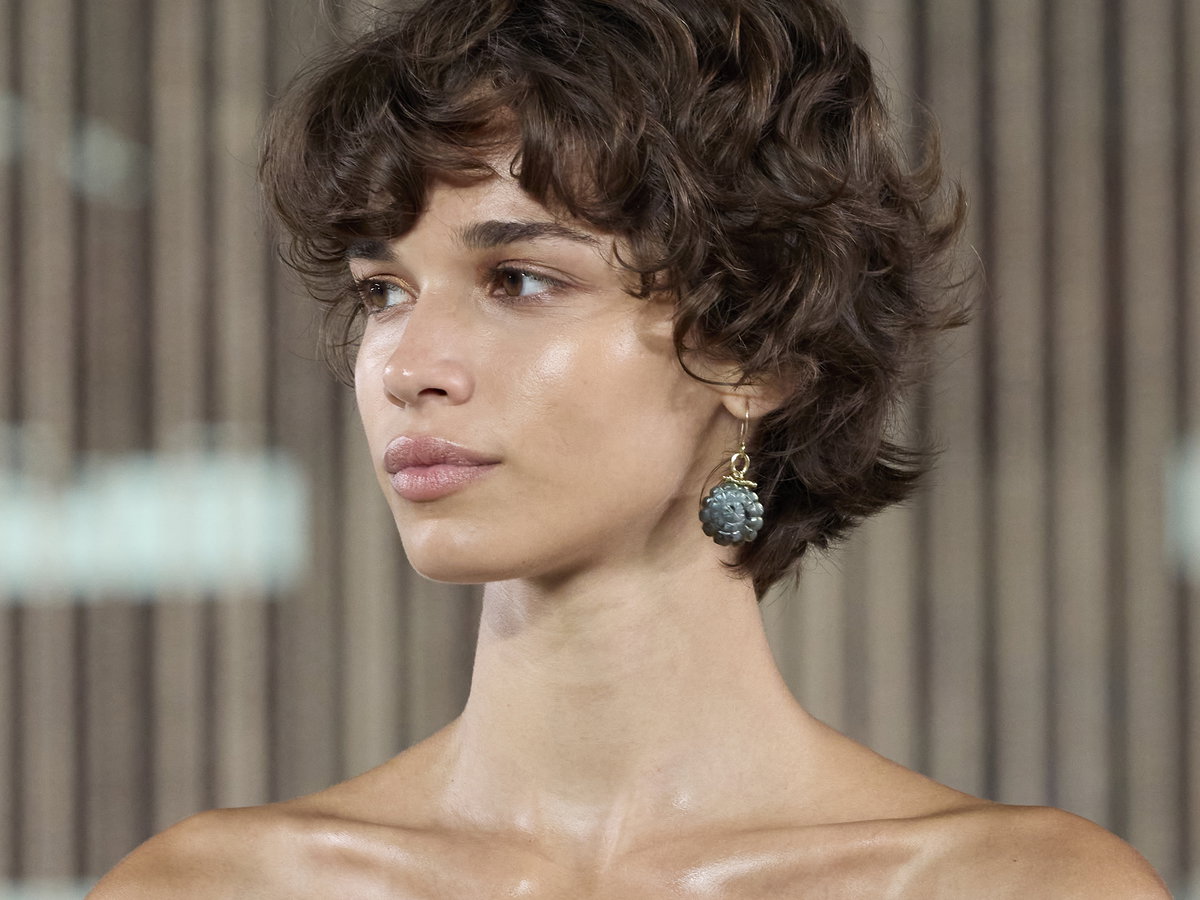 Die Prêt-à-porter Show von Ulla Johnson beweist: Curl Bangs sind im Trend.