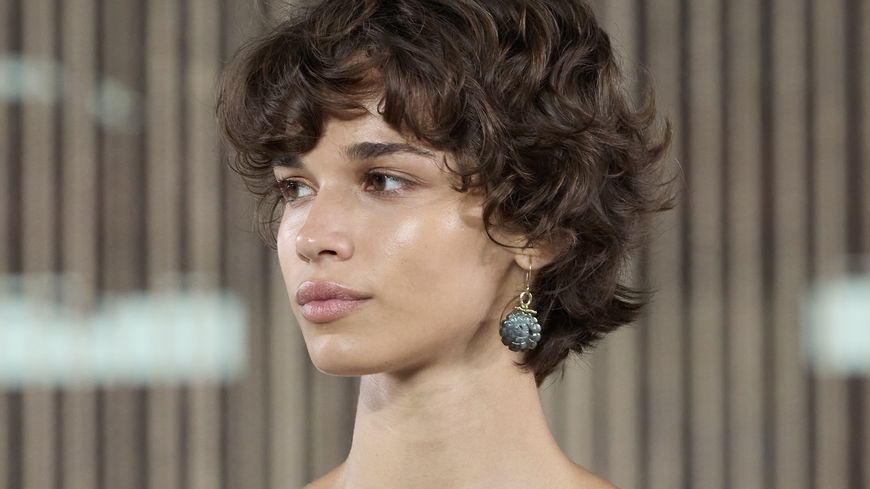 Frisuren-Trends 2024: Natürliche "Curly Bangs" werden besonders angesagt sein