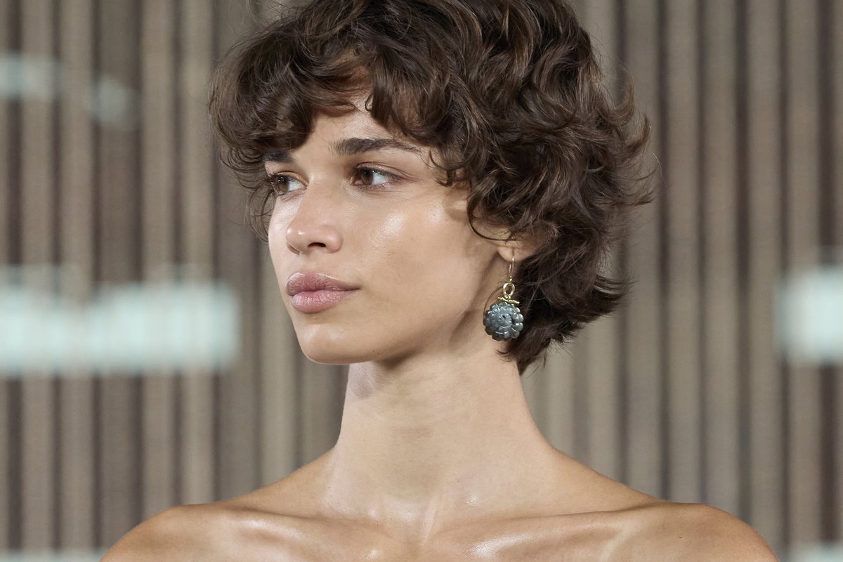 Die Prêt-à-porter Show von Ulla Johnson beweist: Curl Bangs sind im Trend.