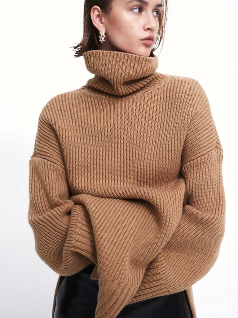 Brauner Pullover mit Rollkragen