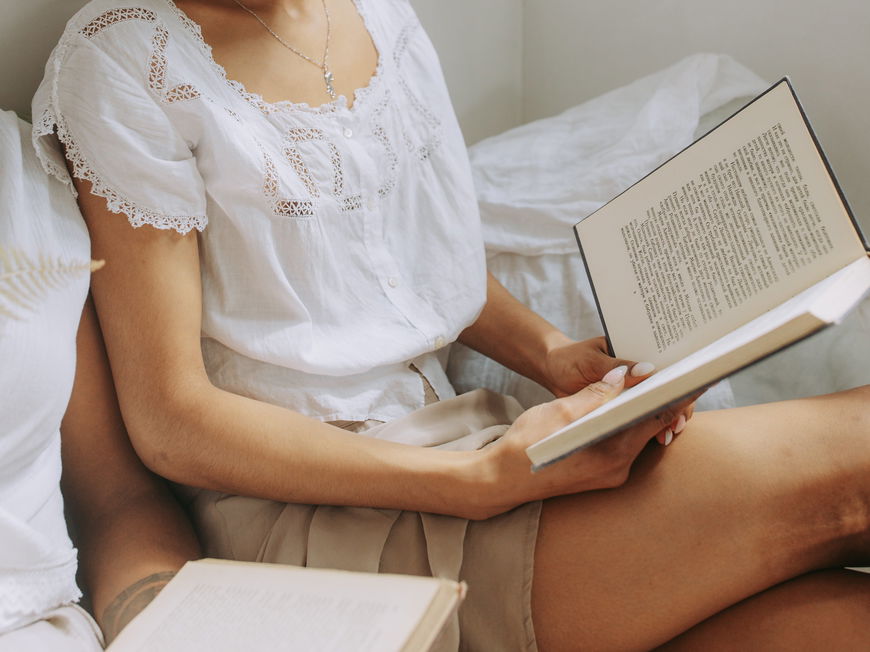 Frau liest Buch