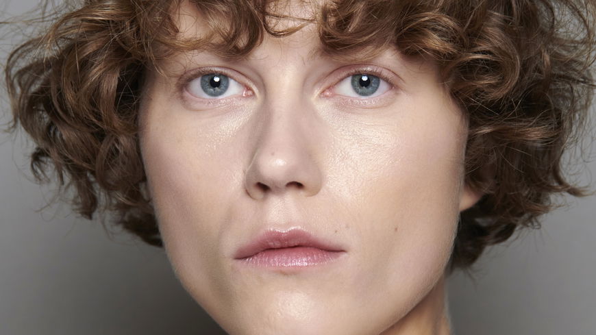Kurzhaarfrisuren-Trends 2024: Der "Curly Pixie" sorgt für einen frechen Look