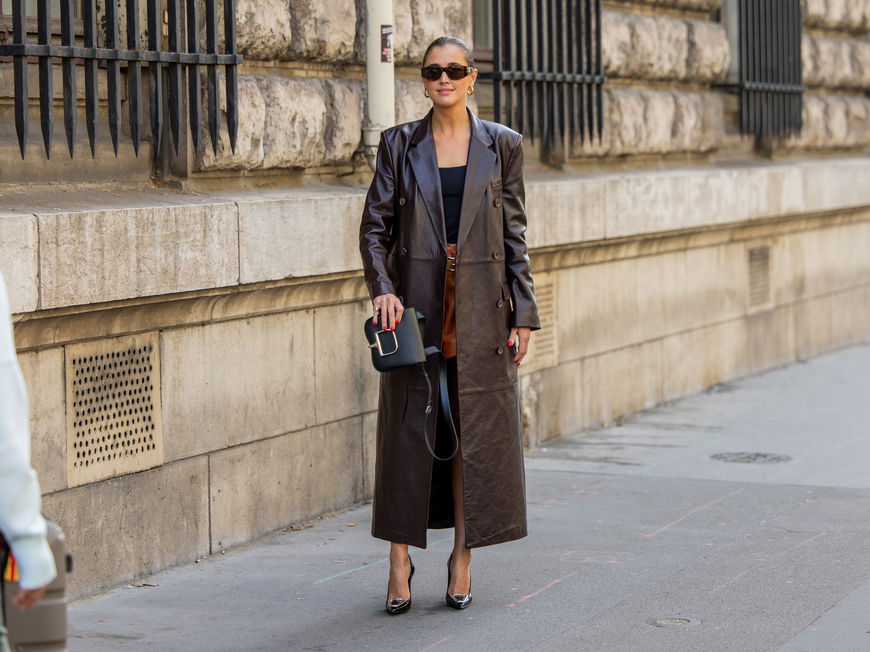Darja Barannik trägt Pump in Schwarz und Silber auf Paris Fashion Week