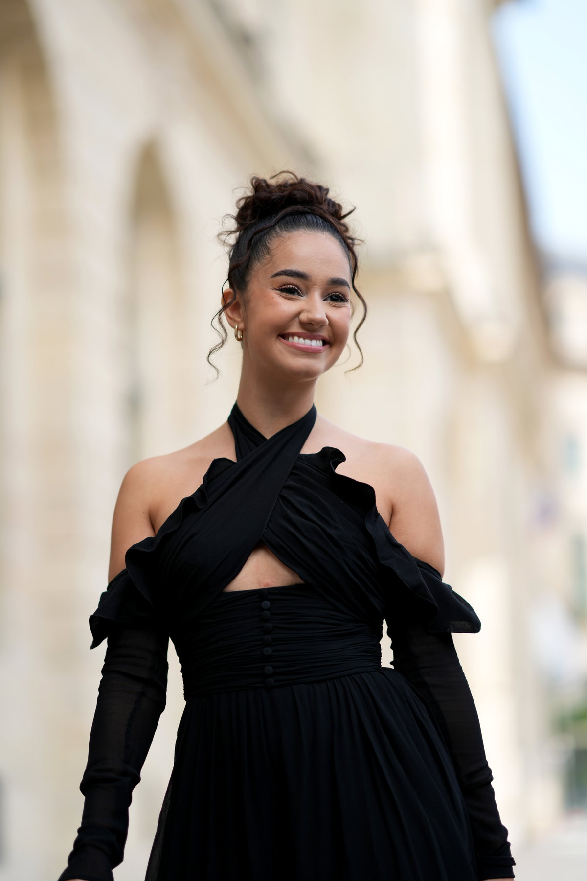 Ein curly Updo macht in der festlichen Saison ordentlich was her und kann toll mit kurzen Haaren getragen werden.