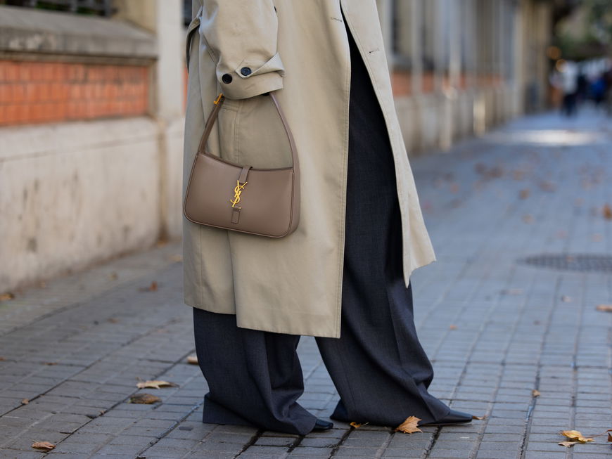 Frau mit Designer Tasche
