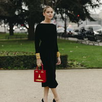 3 elegante Kleider von COS, die perfekt für Weihnachten sind