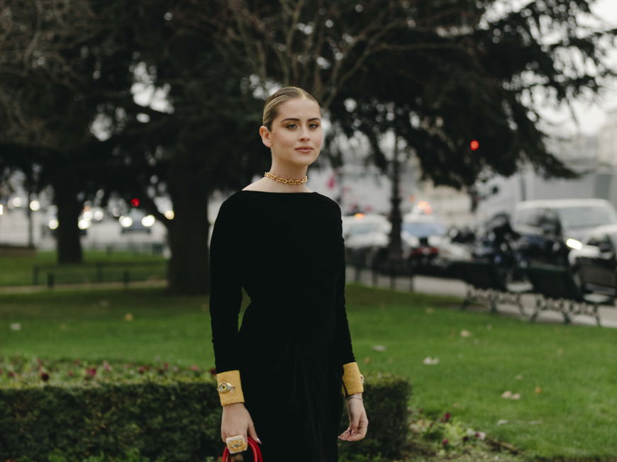 Frau im schwarzen Midi-Kleid