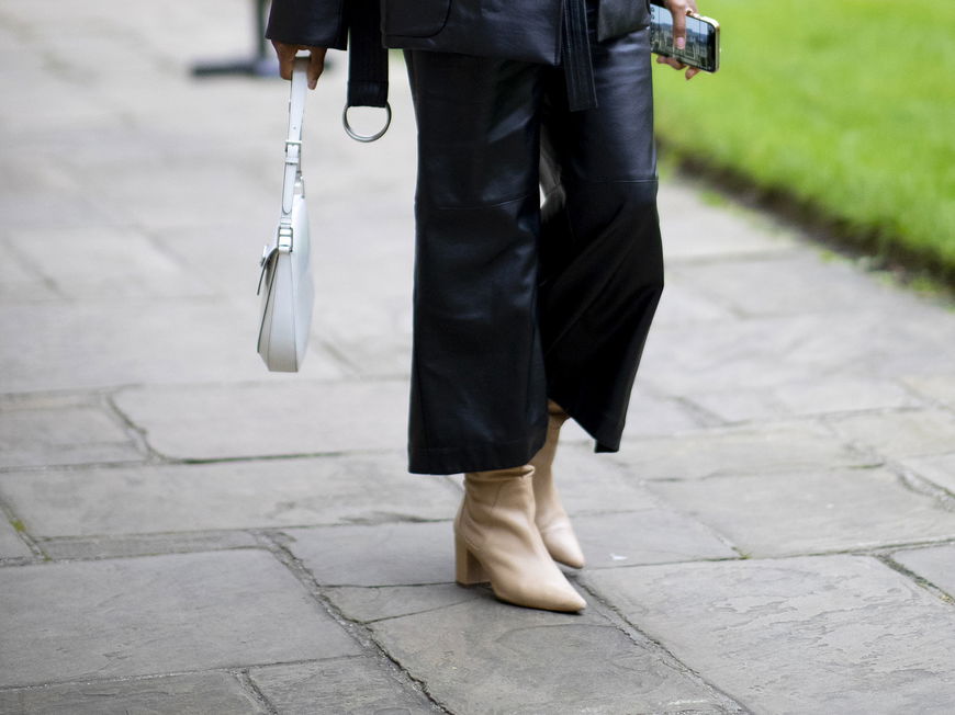 Frau in beigen Stiefeletten