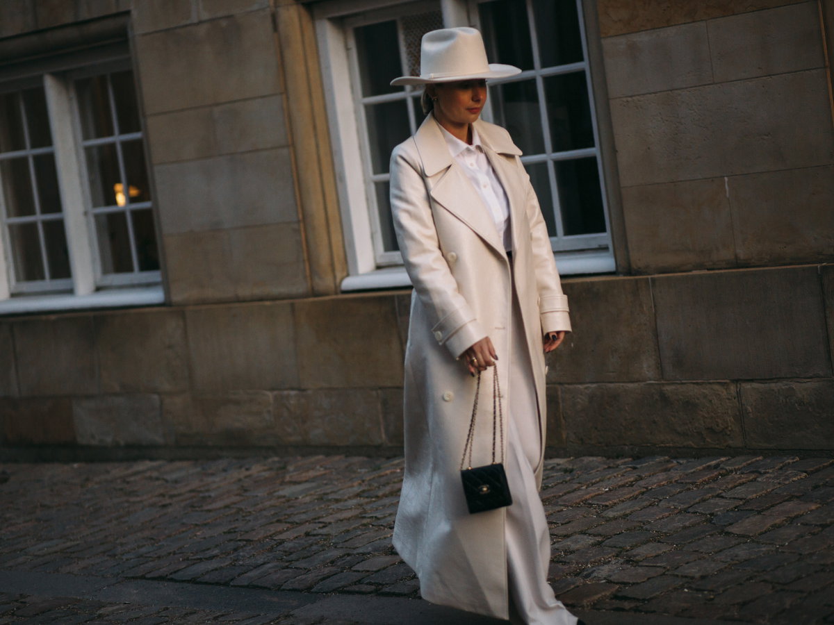 Frau auf Copenhagen Fashion Week trägt cremefarbenen Mantel Streetstyle