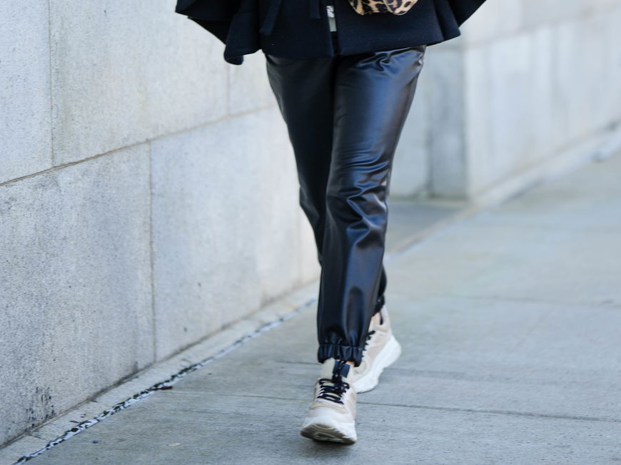 Frau trägt auf New York Fashion Week High Top Sneaker in Beige