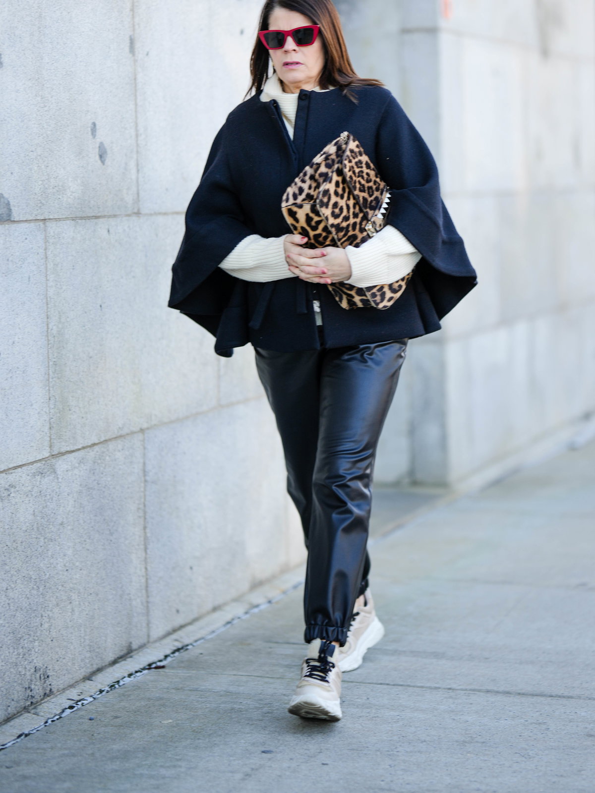 Frau trägt auf New York Fashion Week High Top Sneaker in Beige