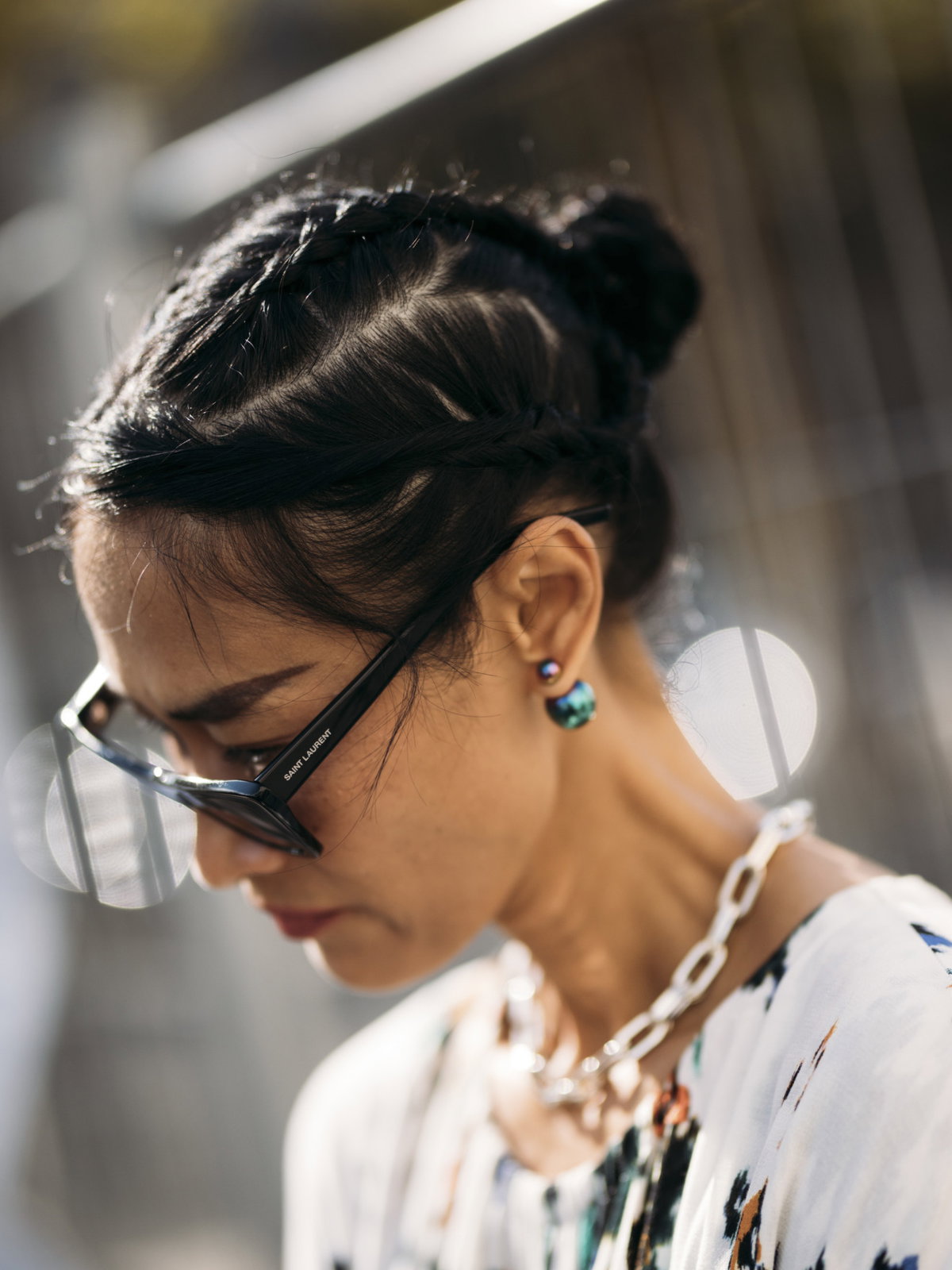 Der "French Messy Bun" ist ein Frisuren-Trend, den du unbedingt kennen musst. Mit seinem lässigen und romantischen Look verleiht er deinem Style eine elegante Note.