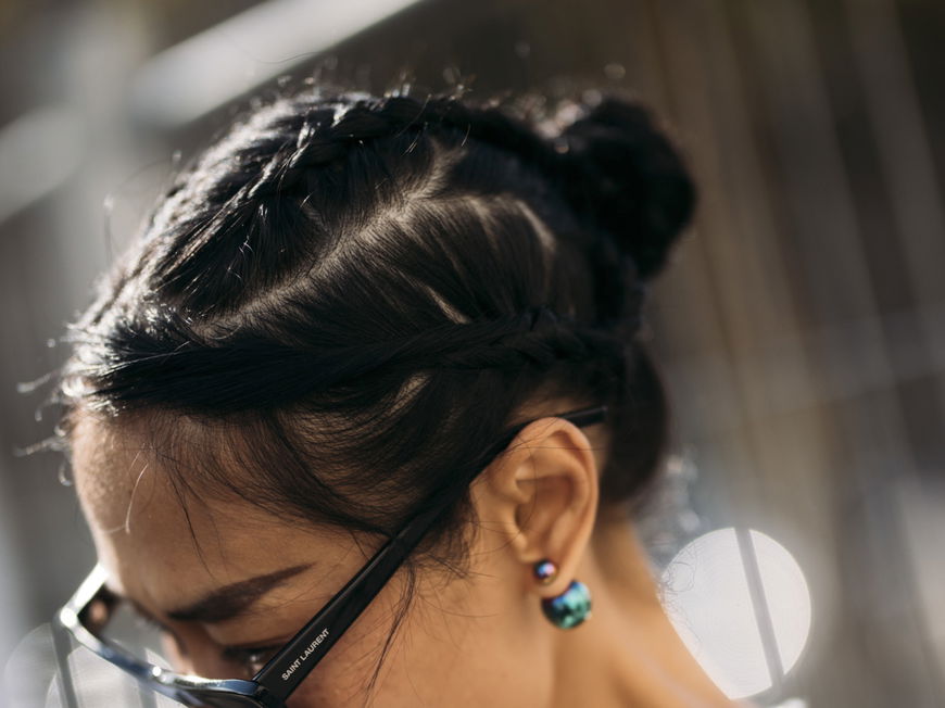 Der "French Messy Bun" ist ein Frisuren-Trend, den du unbedingt kennen musst. Mit seinem lässigen und romantischen Look verleiht er deinem Style eine elegante Note.