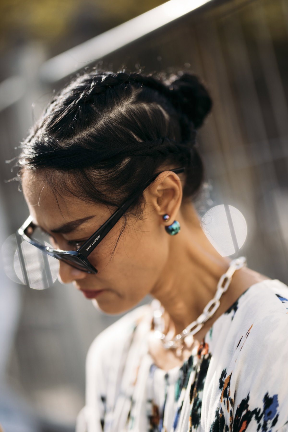 Der "French Messy Bun" ist ein Frisuren-Trend, den du unbedingt kennen musst. Mit seinem lässigen und romantischen Look verleiht er deinem Style eine elegante Note.