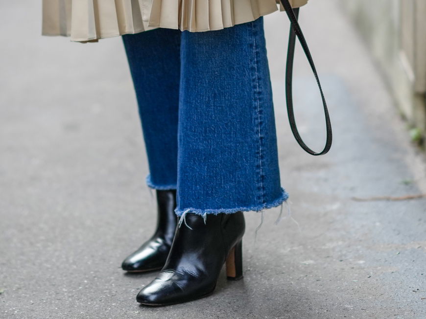 Frau mit Ankle Boot