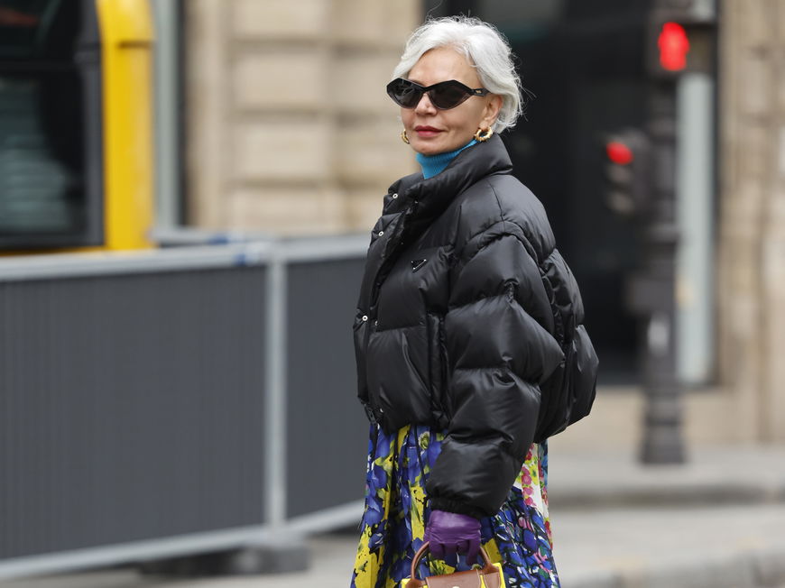 Influencer Grece Ghanem auf Paris Fashion Week mit schwarzer Cropped Jacke