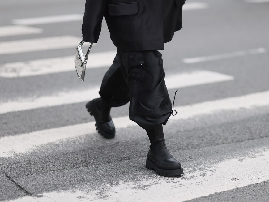 Naomi Anwer trägt schwarze Chelsea Boots