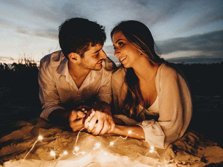 Romantik am Strand: Manche Sternzeichen lassen sich schnell um den Finger wickeln