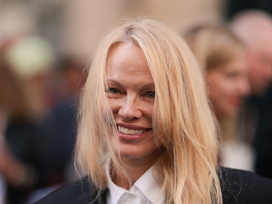 Mit den Chin Bangs starten wir voller Style und Eleganz ins neue Jahr 2024 - ebenso wie Pamela Anderson!