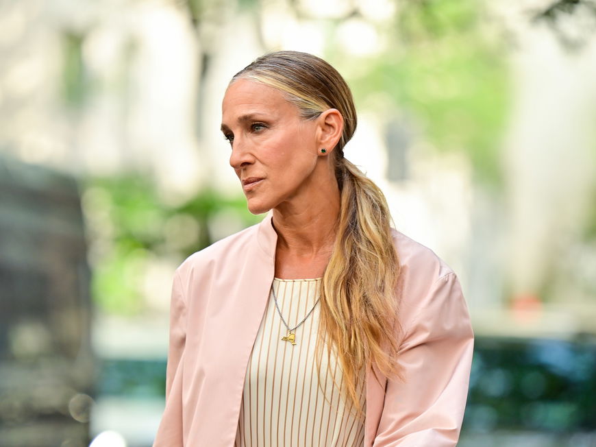 Auch bei den Stars wie Sarah Jessica Parker werden kleine graue Haare immer mal wieder sichtbar (was keineswegs negativ ins Auge sticht). Zupfen sollten wir diese jedoch nicht, wie du im Artikel genauer erfährst.