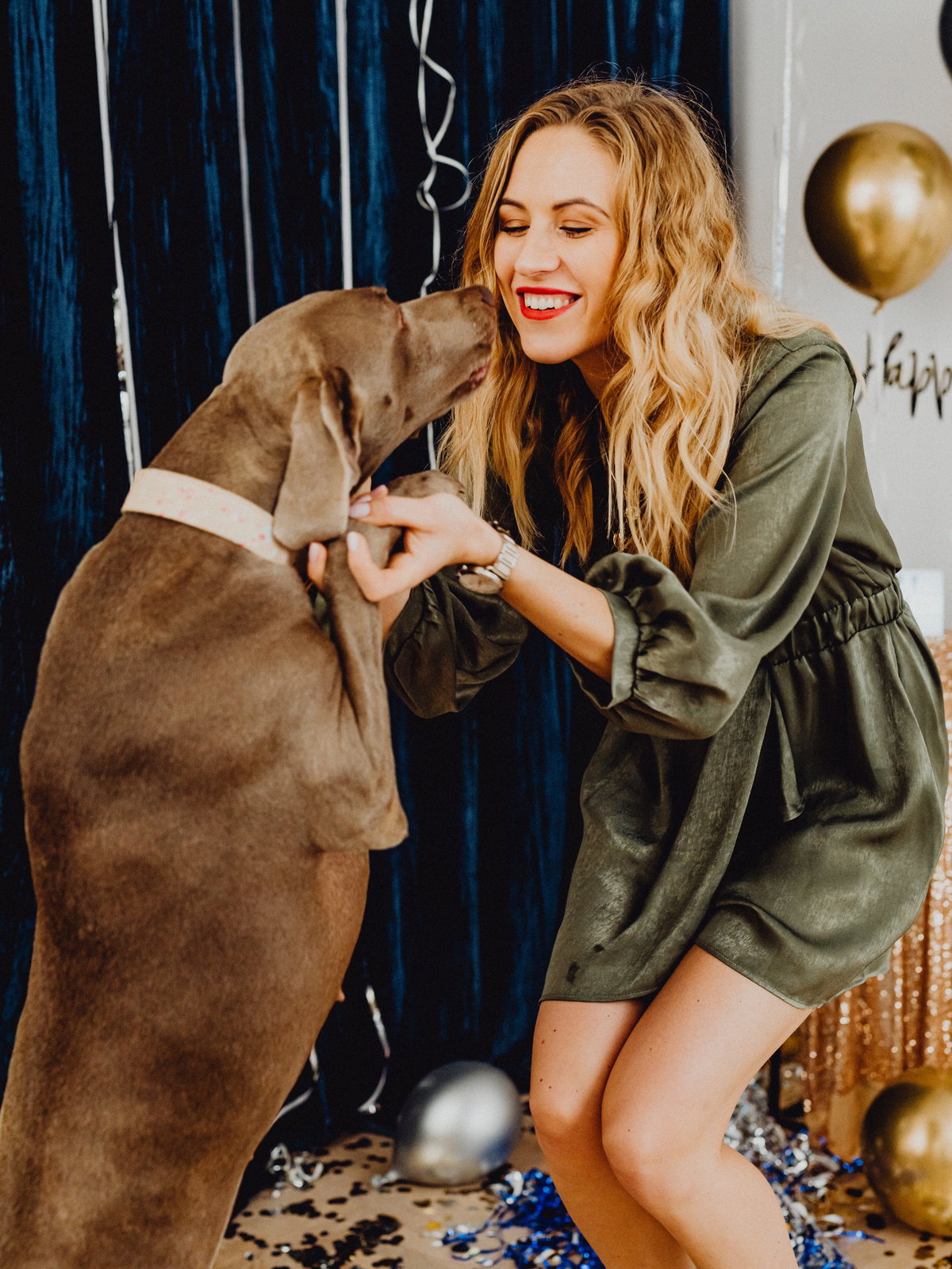 Frau und Hund an Silvester