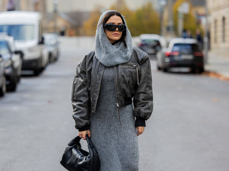 Frau in grauem Strickkleid