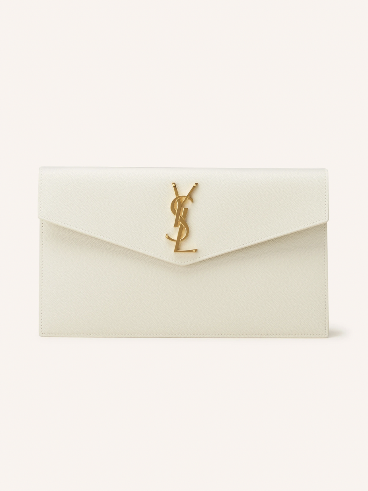 Eine Clutch lässt jeden Look glamouröser wirken. Vor allem dieses Modell von Saint Laurent, das es bei Breuninger für 495 Euro gibt.
