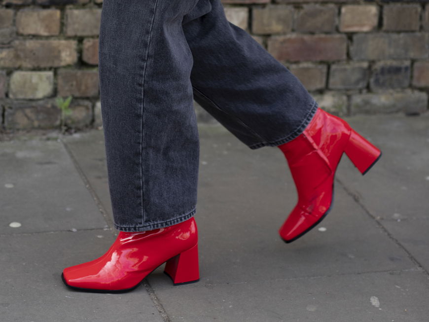 Ankle Boots kombinieren rote Ankle Boots Streetstyle mit grauer Jeans