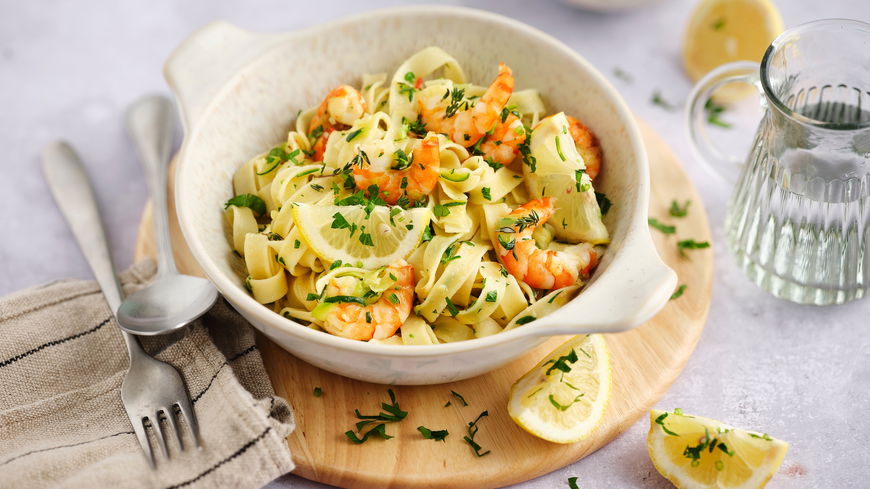 15 Minuten Rezept: Tagliatelle mit Garnelen und Zitrone