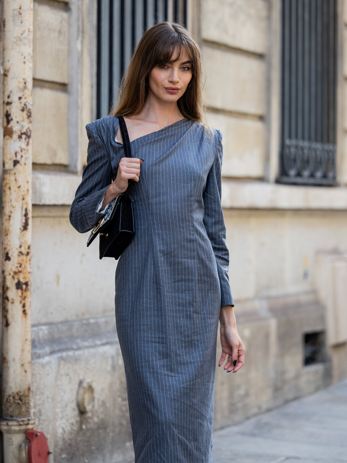 Französin trägt gestreiftes Midikleid