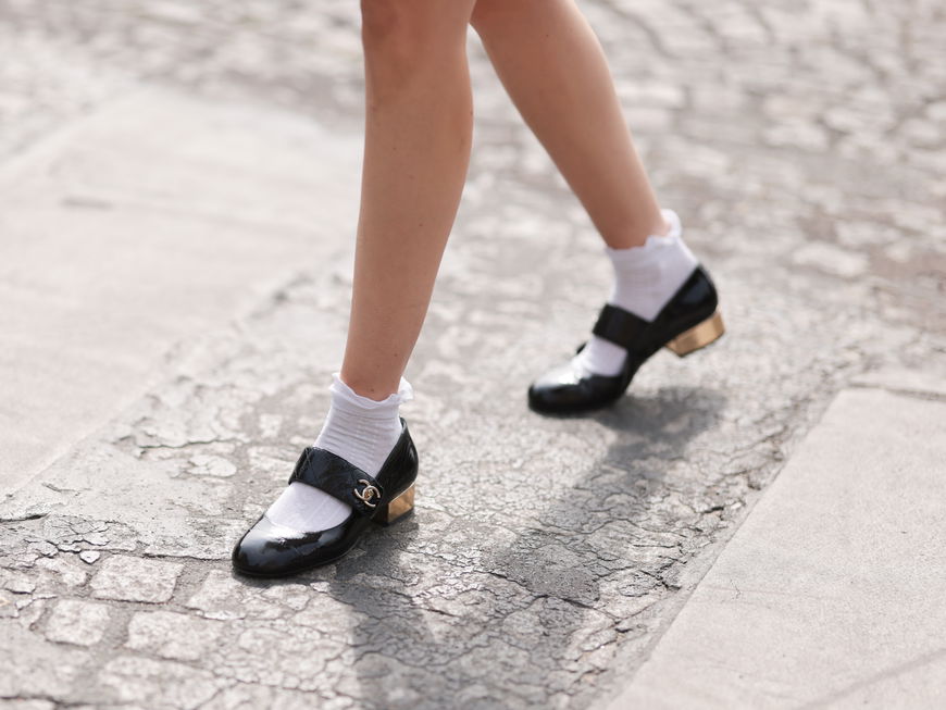 Frau in Chanel Ballerinas