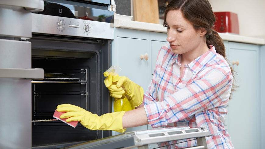 Backofen reinigen mit Hausmitteln: So bekommst du ihn wieder sauber