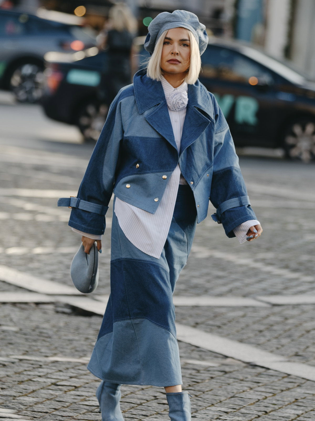 Frau trägt auf Kopenhagen Fashion Week Ankle Boots aus Jeans mit Jeansrock Jeansjacke gestreifter Bluse und Accessoires aus Jeans Ankle Boots kombinieren
