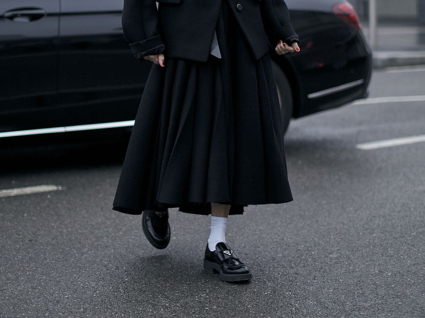 Frau trägt auf Mailand Fashion Week schwarze Prada Loafer
