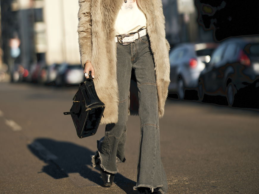 Frau trägt auf Mailand Fashion Week Tasche