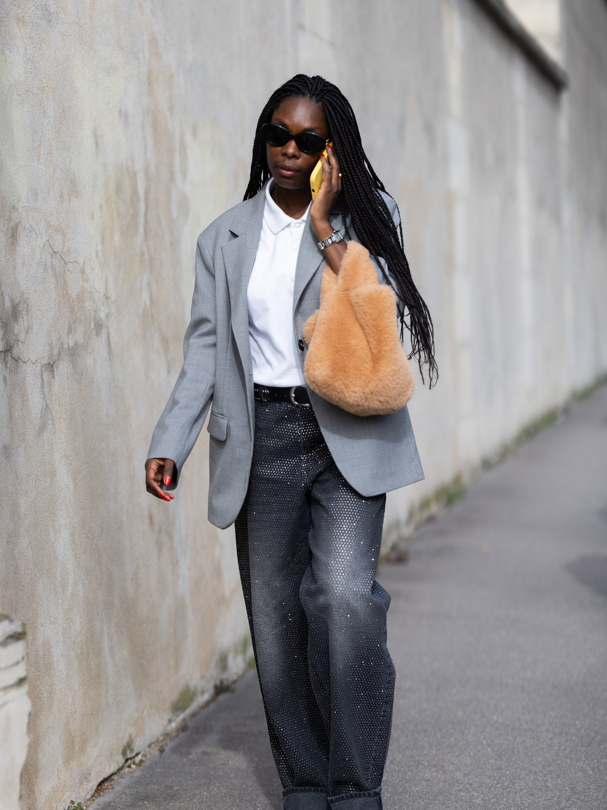 Frau trägt auf Paris Fashion Week graue Jeans mit Glitzer grauer Blazer und weiße Bluse