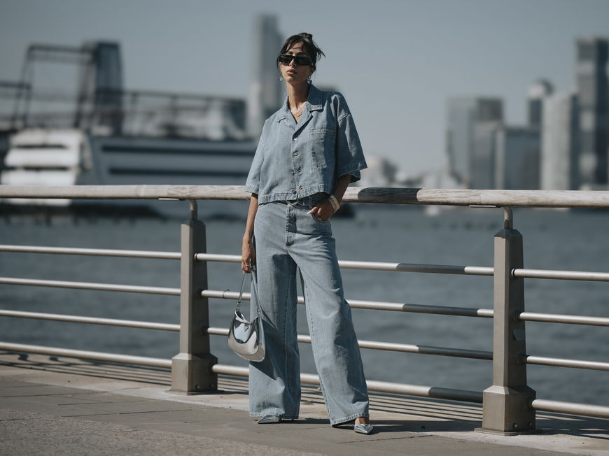 Frau trägt weite Jeans mit Jeans Oberteil weite Jeans kombinieren