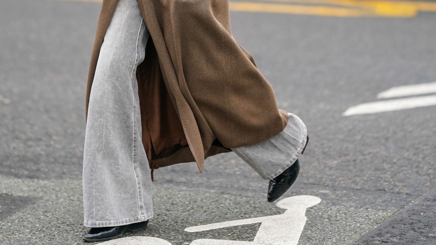 So kannst du eine graue Jeans stilvoll kombinieren – die schönsten Styles