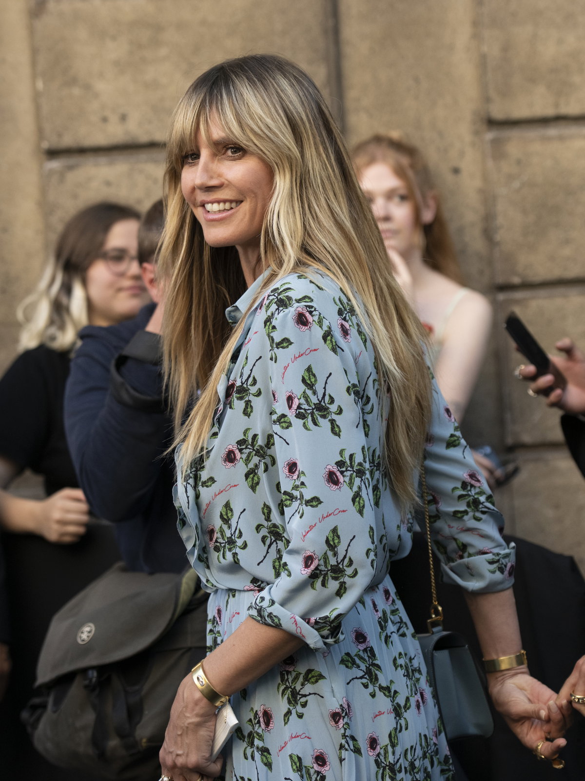 Heidi Klum in einem gemusterten Kleid